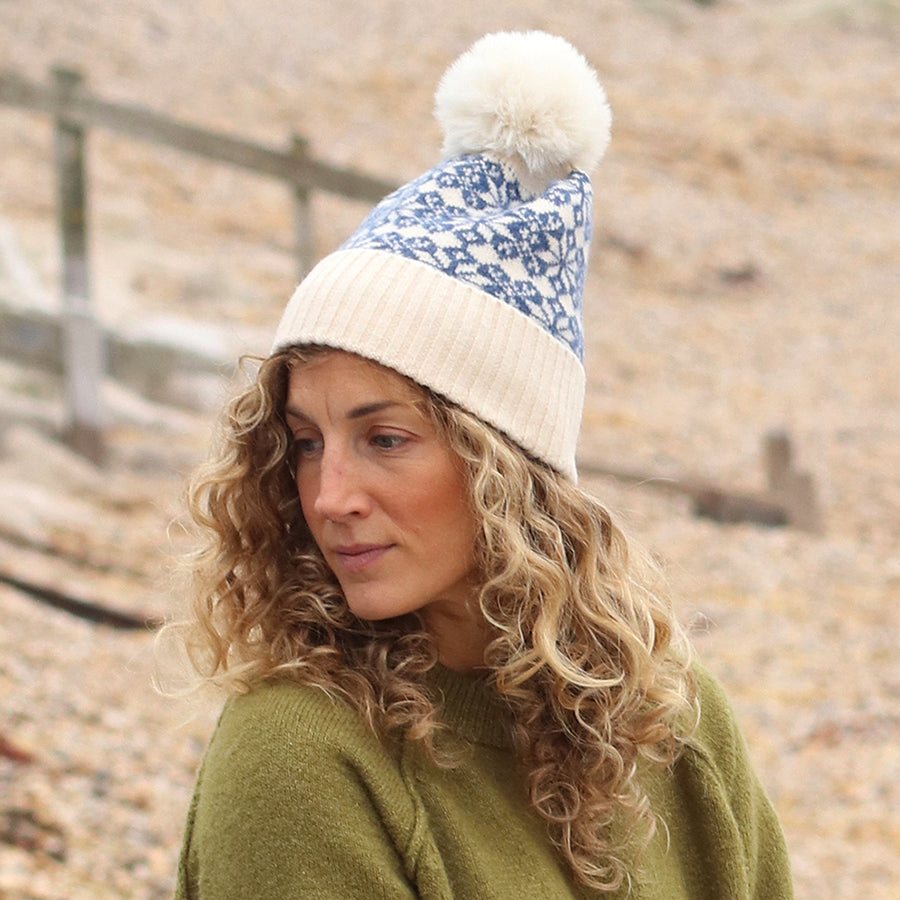 POM Blue and cream mix starflower knit bobble hat