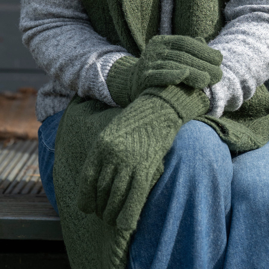 POM Charlotte Recycled Blend Cable Knit Gloves in Moss Green